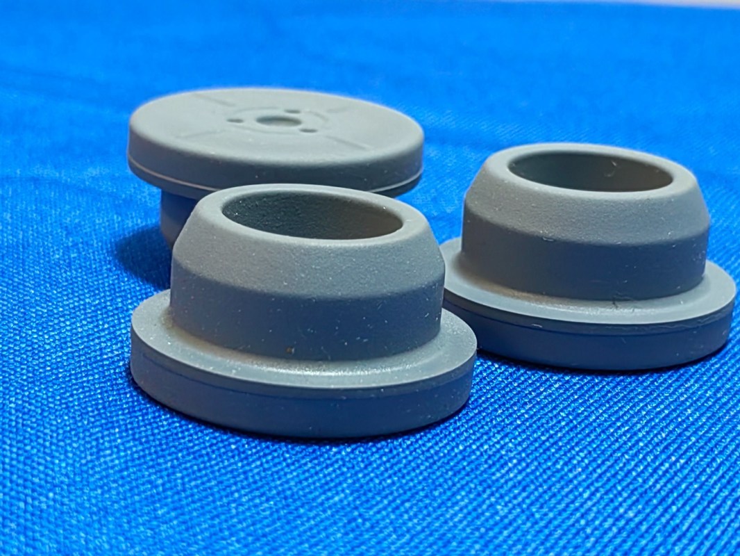 13mm 20mm 28mm 32mm Kemasan Farmasi Tanpa Cuci Steril Butyl Medical Rubber Stopper untuk Vial Kaca Injeksi