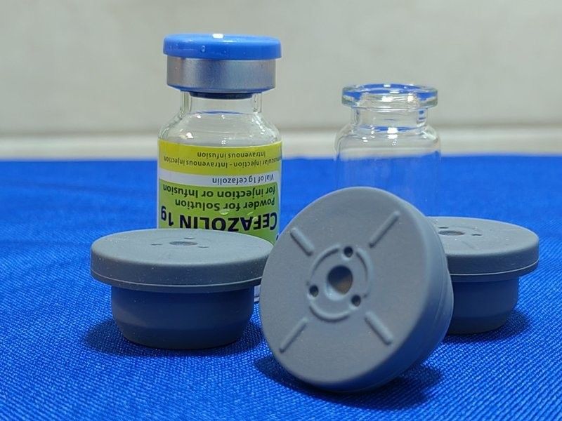 GMP Kepatuhan 13mm 20mm 23mm 28mm 32mm Steril bulat medis Butyl Karet Stopper untuk botol infus kaca