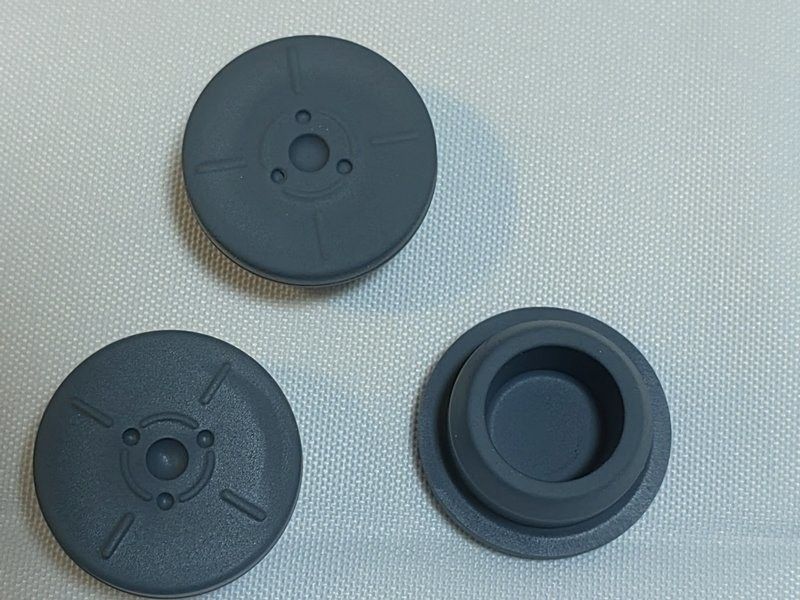 GMP Kepatuhan 13mm 20mm 23mm 28mm 32mm Steril bulat medis Butyl Karet Stopper untuk botol infus kaca